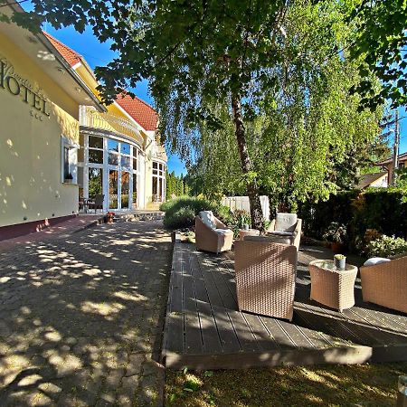 Hotel Penta Lux Tata Buitenkant foto