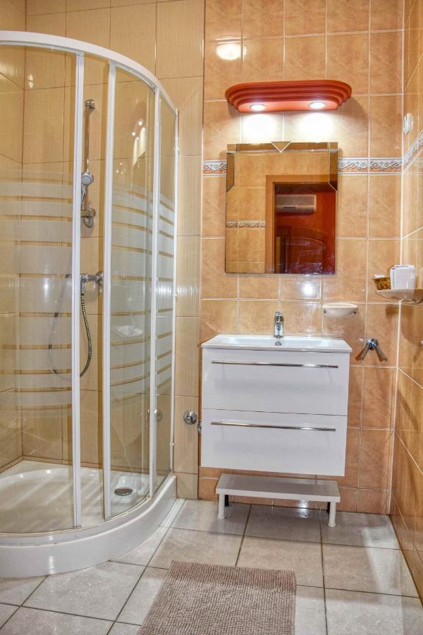 Hotel Penta Lux Tata Buitenkant foto