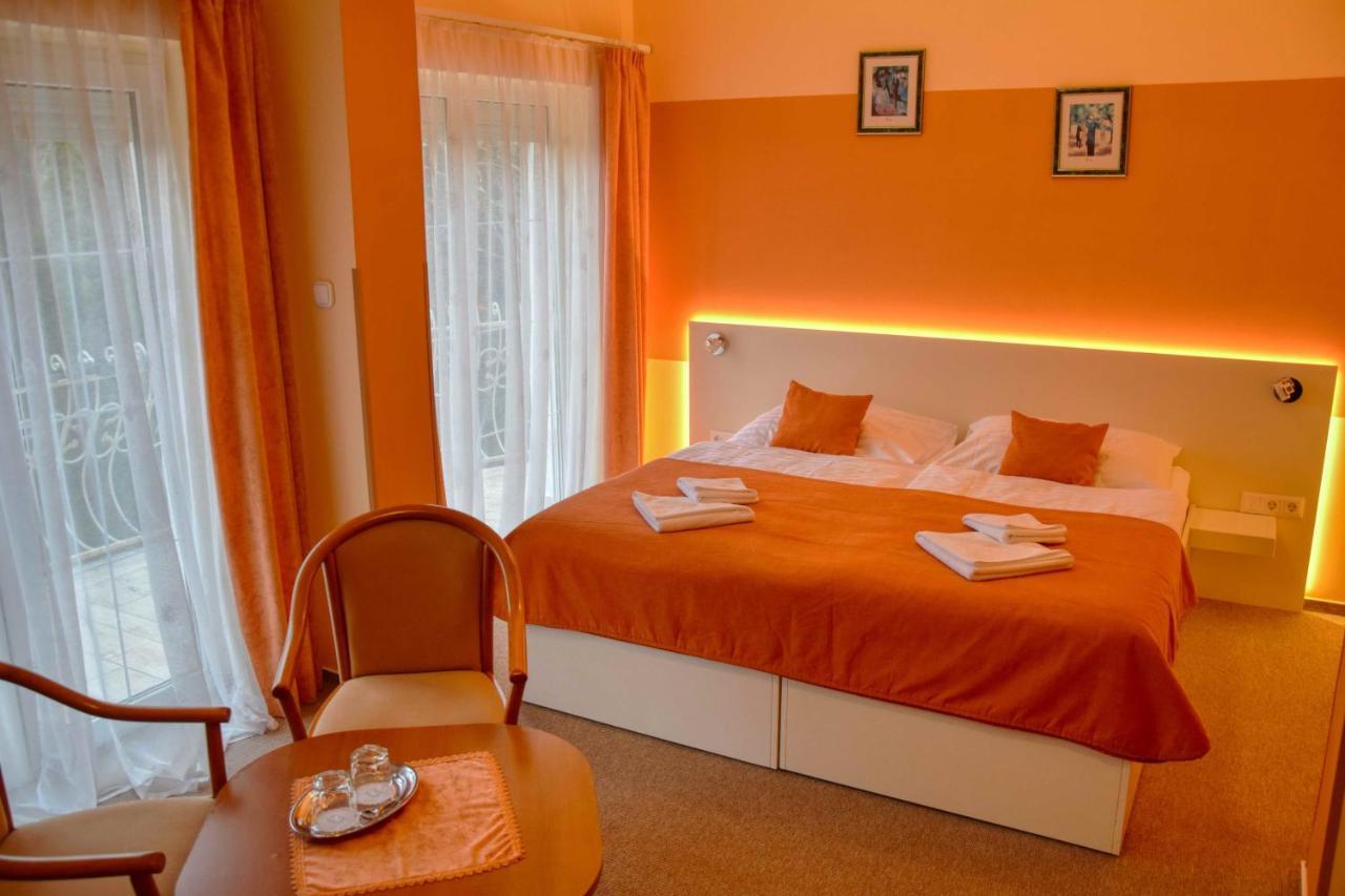 Hotel Penta Lux Tata Buitenkant foto