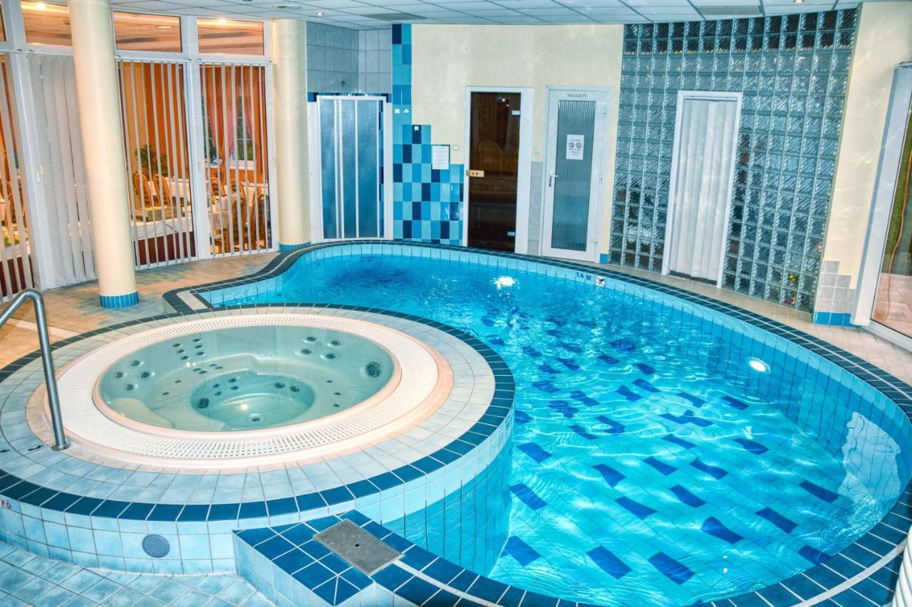 Hotel Penta Lux Tata Buitenkant foto