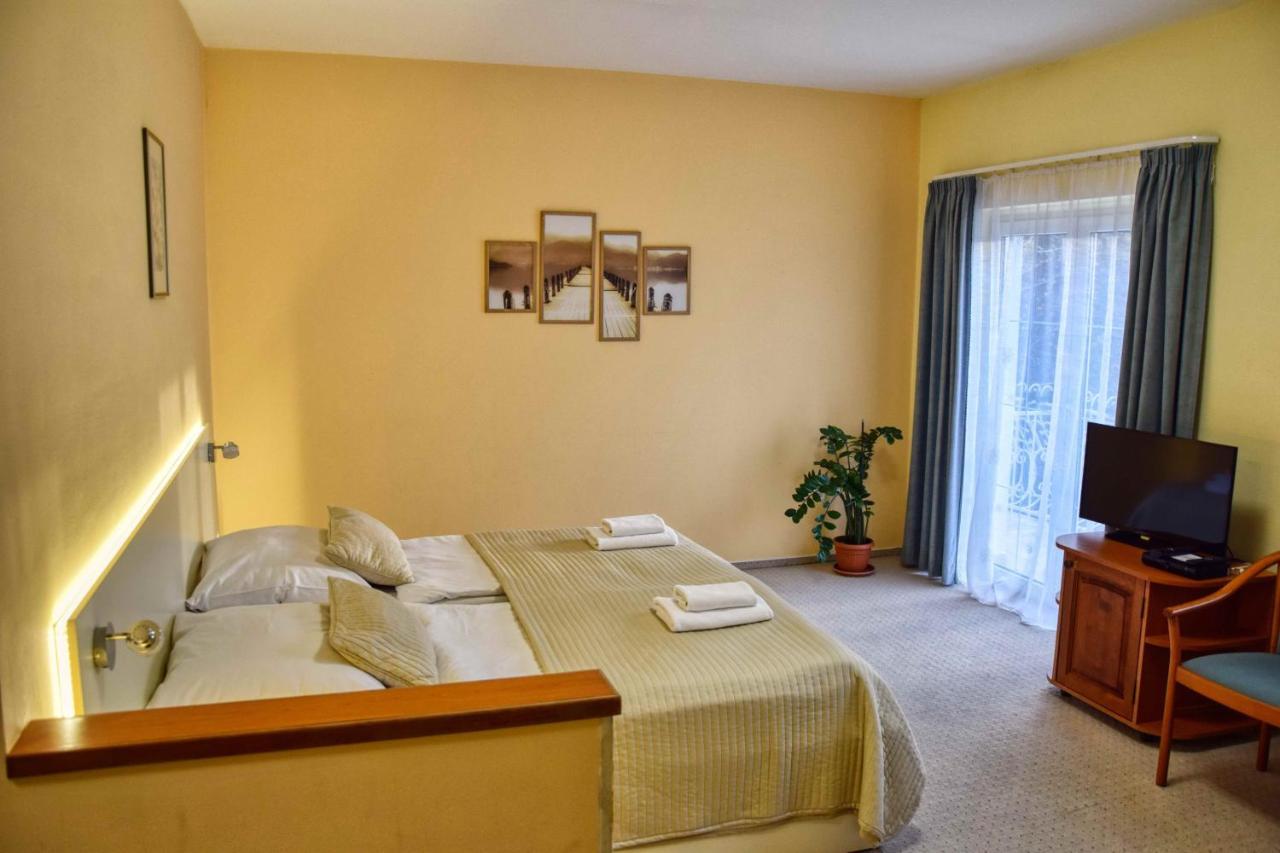 Hotel Penta Lux Tata Buitenkant foto