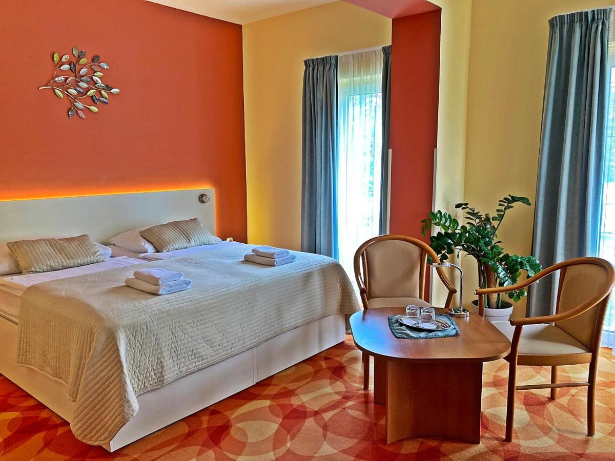 Hotel Penta Lux Tata Buitenkant foto