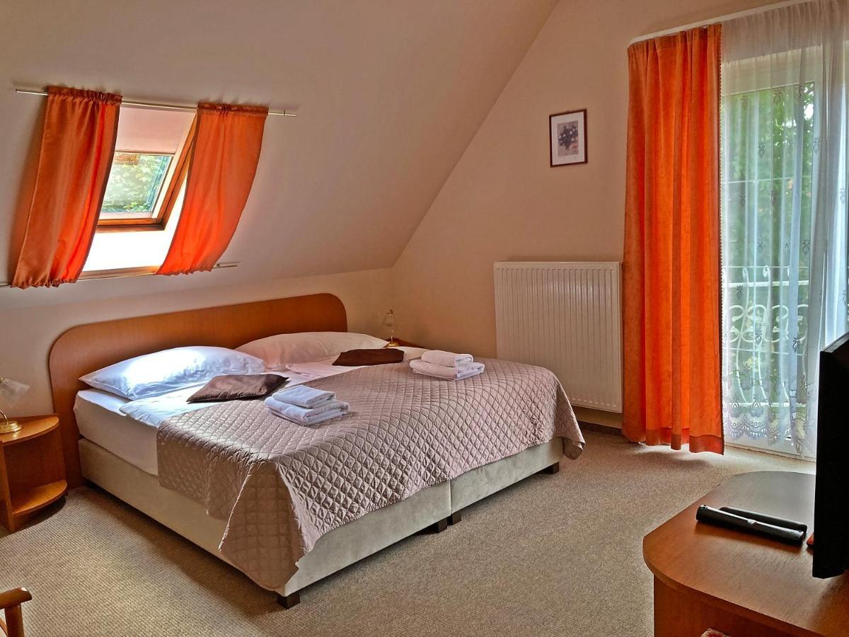 Hotel Penta Lux Tata Buitenkant foto