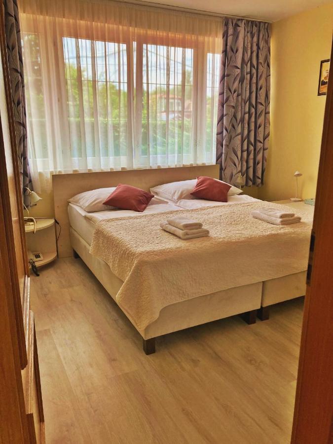 Hotel Penta Lux Tata Buitenkant foto