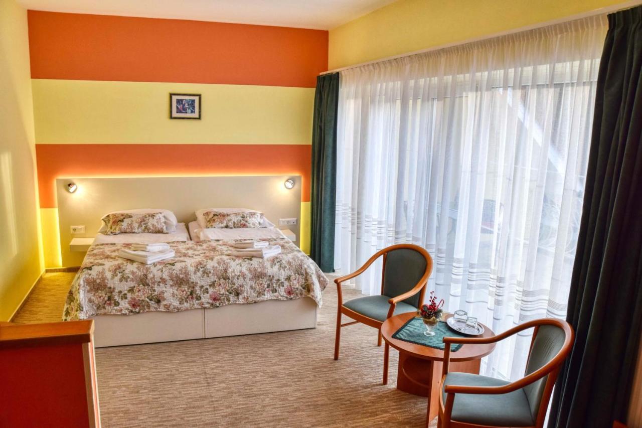 Hotel Penta Lux Tata Buitenkant foto