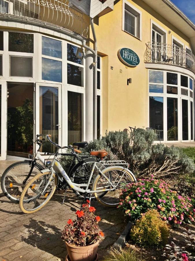 Hotel Penta Lux Tata Buitenkant foto